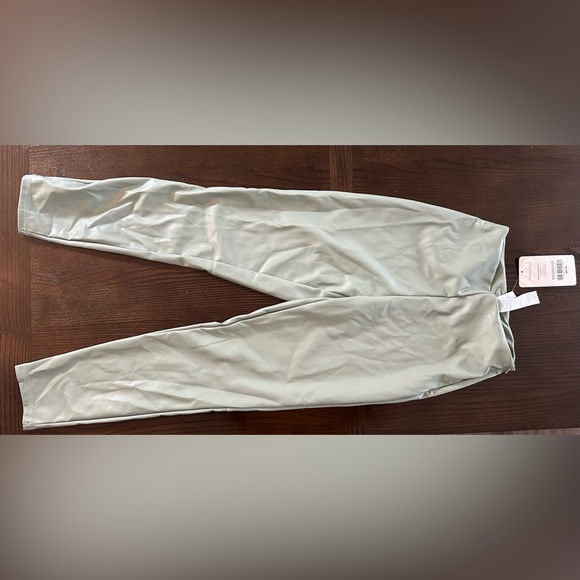 *Closet clear out* Fabletics faux leather leggings - Picture 5 of 8